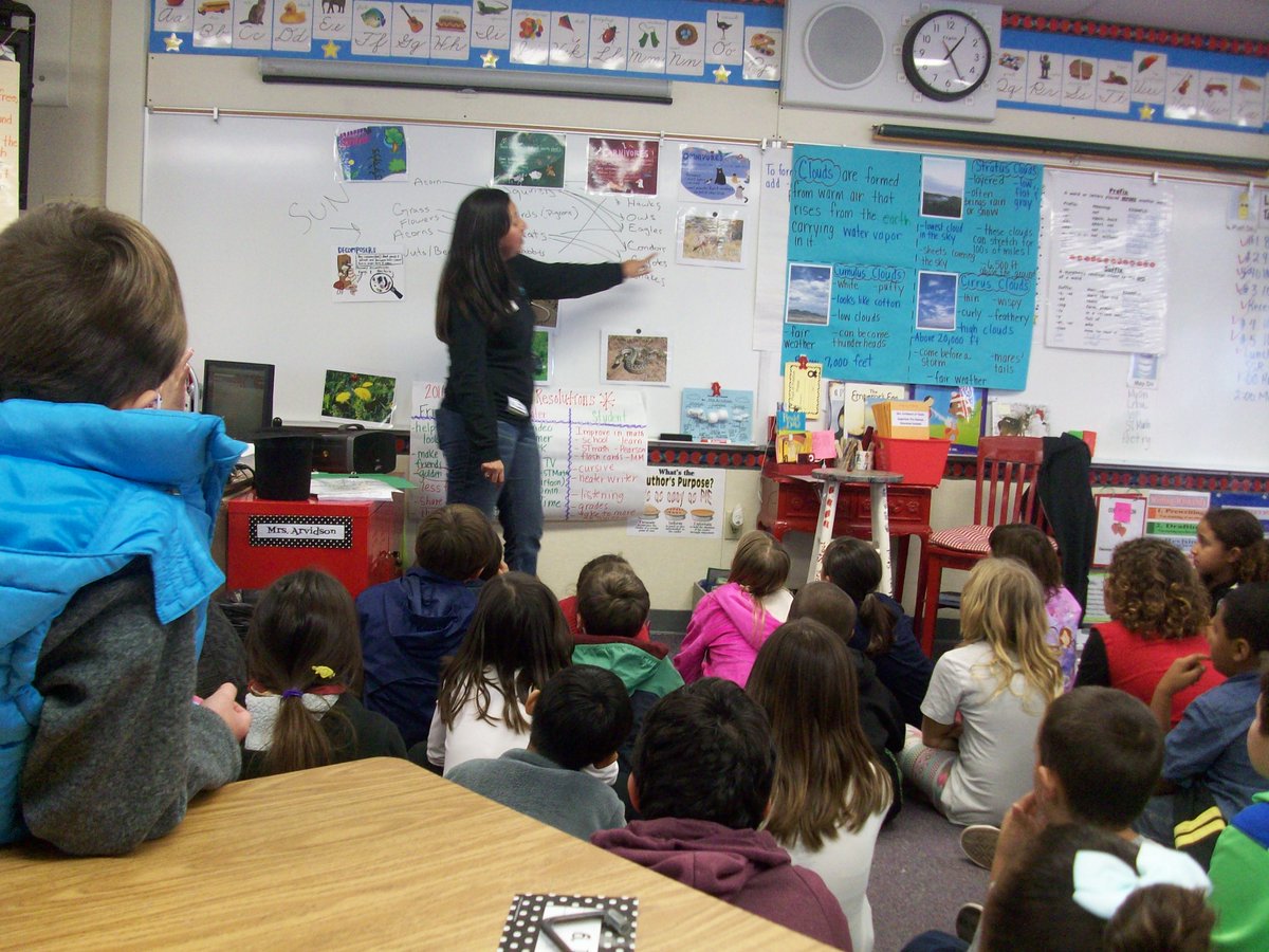 KimArvidson31's tweet photo. Thank you to the San Diego Humane Society for visiting our classroom today @EmpresaKnights! #foodwebs #livecritters https://t.co/kmS5xulvj0