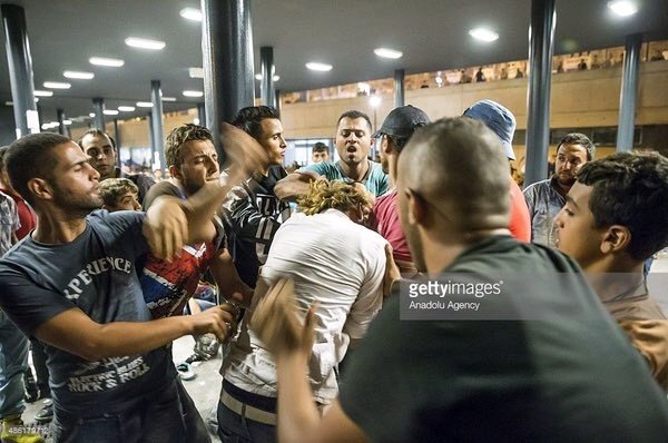joseaserrador1's tweet photo. Lo que no protege el gobierno ni la policía lo tendrá que proteger el pueblo .HONOR A LOS HOOLIGANS !!! https://t.co/lHIYj9b4lu