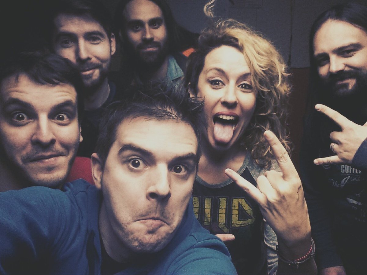 9lagrimas's tweet photo. Recien acabada la entrevista para #dontstopthemusic con @judithmateo y @ChuseJoven para el @Eldiadigital_es 
#RockOn https://t.co/GjADVT9Mm2