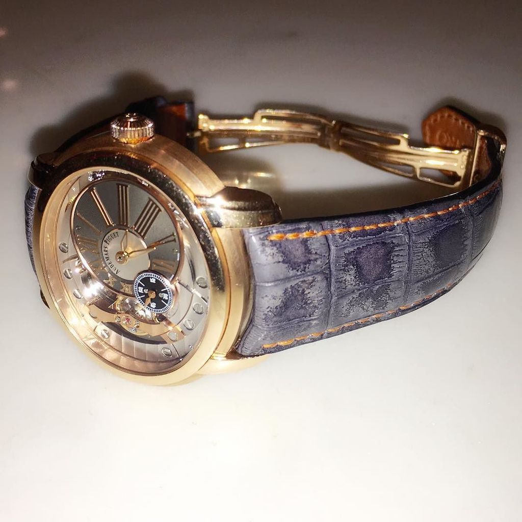 OTTO88888888's tweet photo. New strap for my AP #audmarspiguet #dresshim #watchanish #watchsofinstagram #luxurylife #h… https://t.co/2v4HJACPQ0 https://t.co/7YuLLNINx5