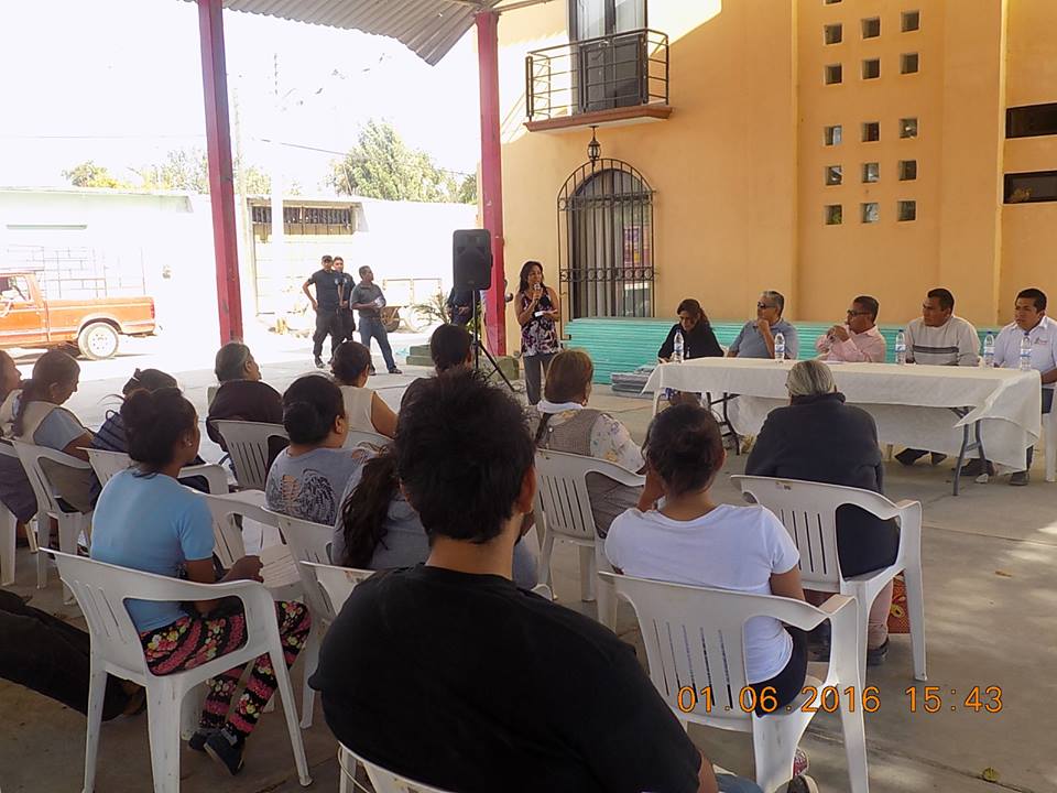 IAIMO_GobOax's tweet photo. El Director @RufinoIOAM realizó la entrega de recursos del #FAM2015 en Santa Gertrudis, Zimatlán. #Oaxaca https://t.co/YKGKCwybUd
