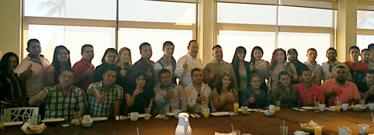 lugsPonce's tweet photo. Senador Aarón Irízar atiende a importantes invitaciones que le hicieron amigos empresarios y jóvenes en Mazatlán. https://t.co/F0JnmC538v