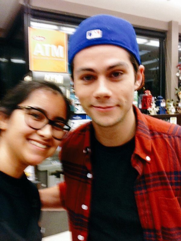 DylanOBrienPT's tweet photo. Dylan com uma fã. [via @DylanOBrienPOL] https://t.co/mbocQj66uY