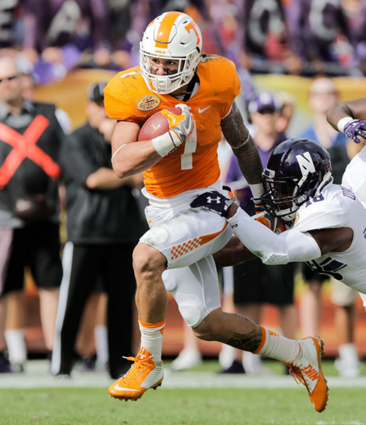 Vol_Football's tweet image. #VolFact: @MrHurd_1’s 1,288 yards ranks as 7th most in a season in #Vols history; 12 rushing TDs are 9th in year