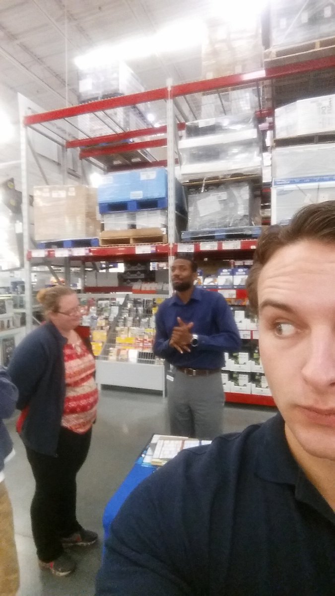 ElJoel54's tweet image. Cj helping a customer. #DynamicRetailSolutions #DirectTV