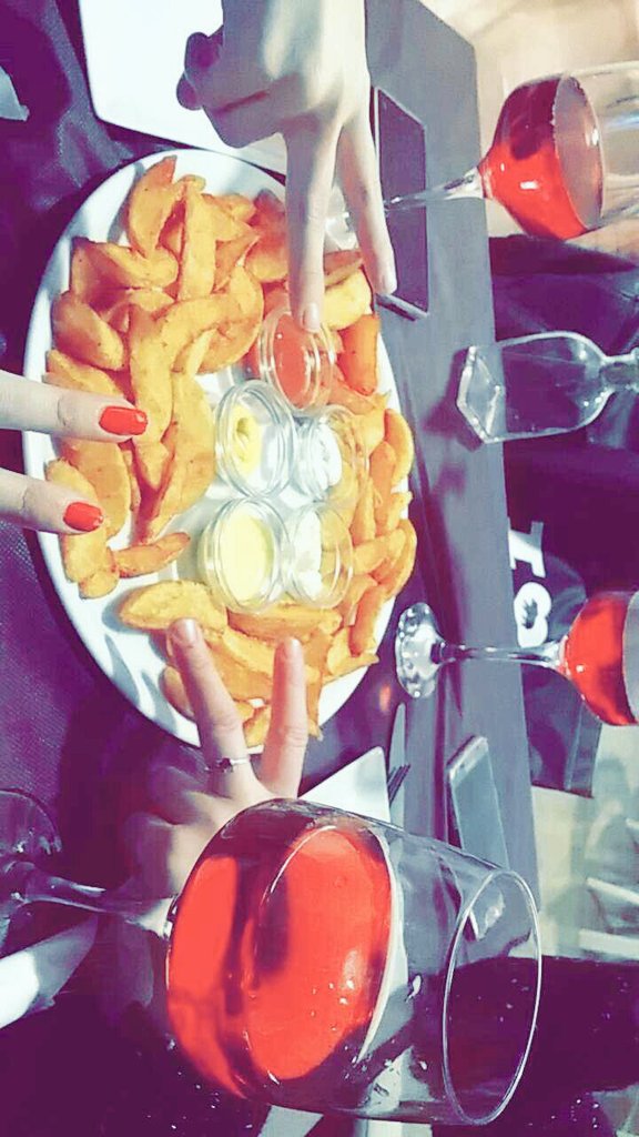 DeboraEspi's tweet photo. Y que pedazo cena !! Regalitos y todo  jaja 😉😄😘💖 https://t.co/LX3ETFDOj6