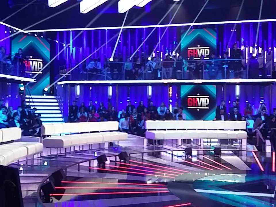 ghoficial's tweet photo. Público en plató. Menos de media hora para la #Gala1GHVIP https://t.co/YQwA2PUmSR