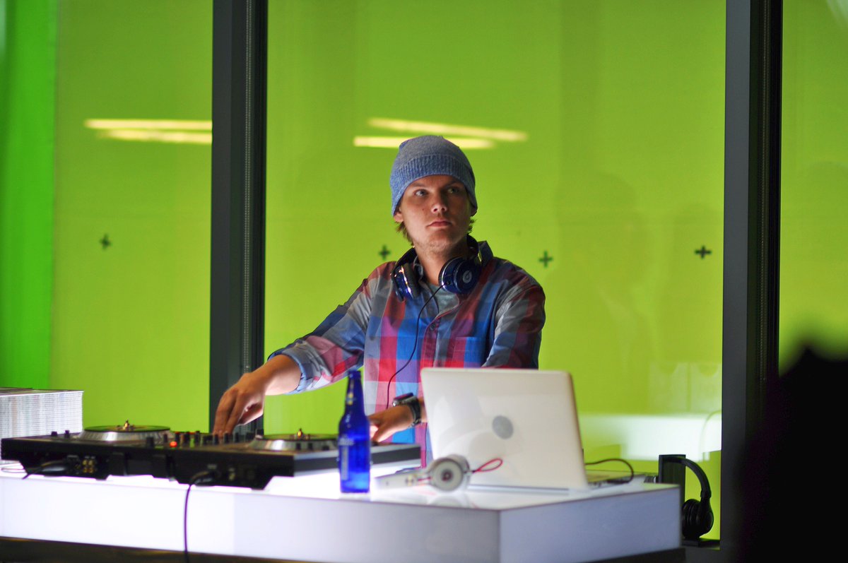 RogueProducer's tweet photo. First #tbt for #2016! Remembering the #BudlightPlatinum launch shoot with @Avicii that debuted in #SuperBowlXLVI https://t.co/wZ8IQJiMCV