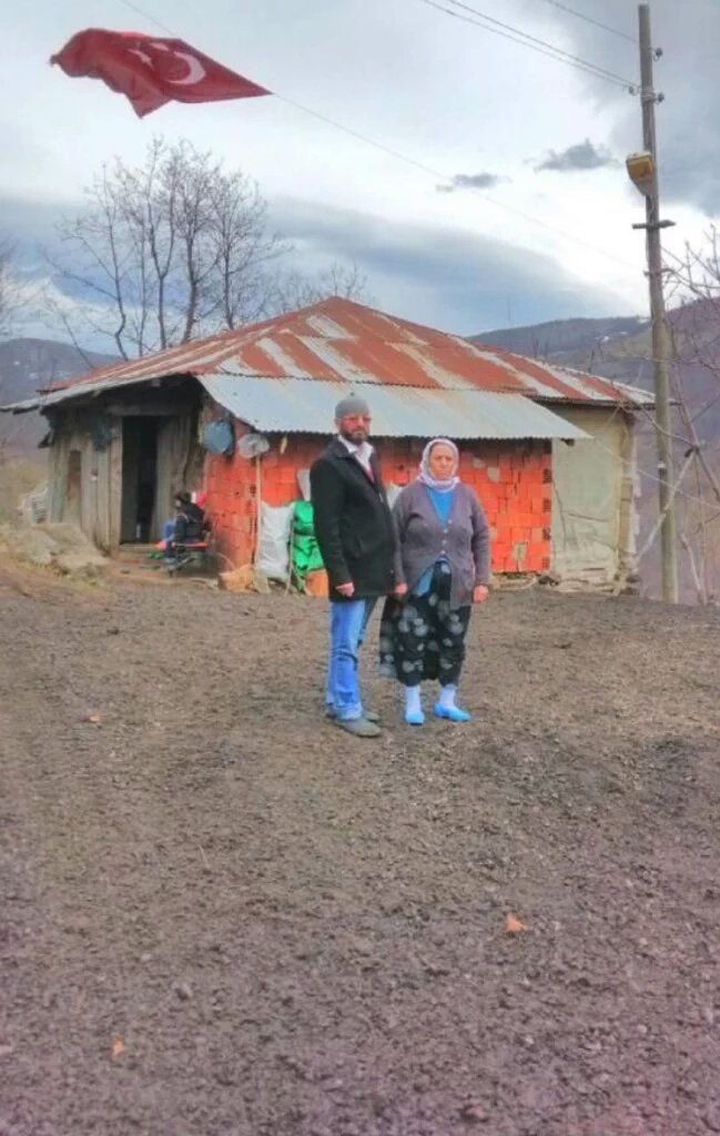 teroretavizyok_'s tweet photo. Bbakan'ın ev yardımına "Durumu benden kötü olanlar var onlara yardım edin" diyen şehit babası.
Ellerinden öpüyoruz.. https://t.co/bnYmEWO2nb