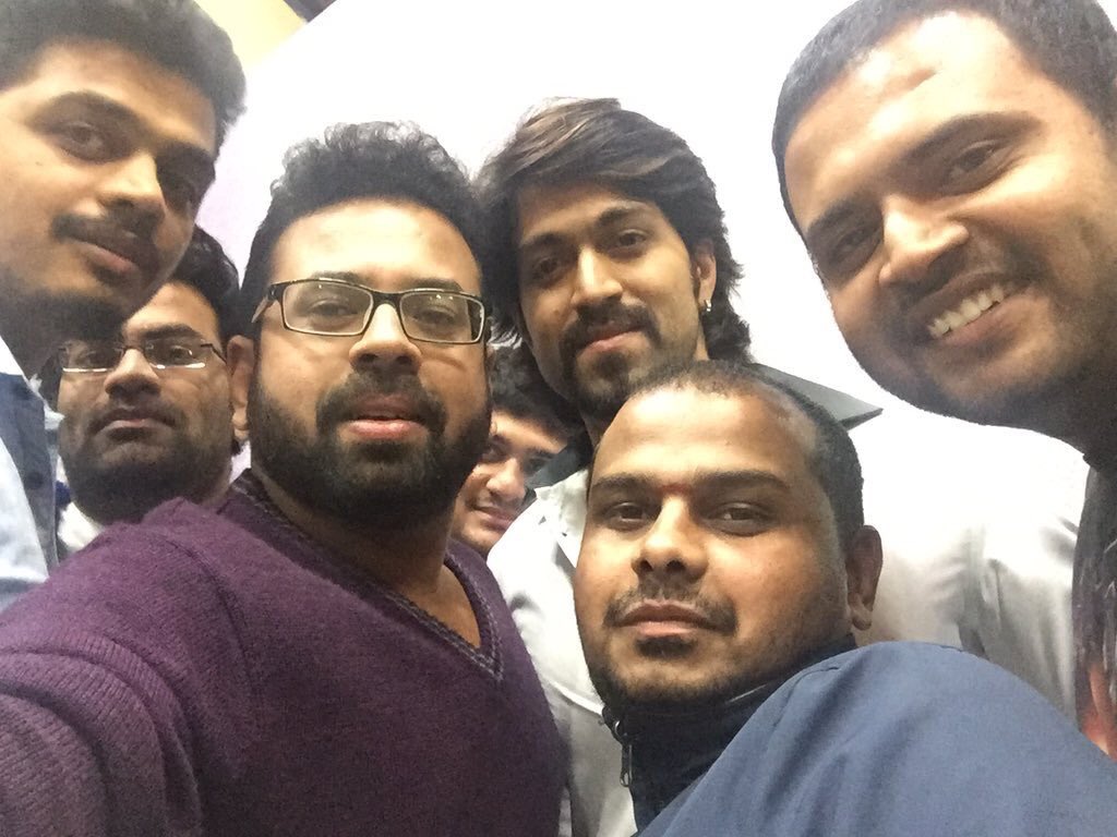 Karthik1423's tweet photo. Happy Birthday #Masterpiece @NimmaYash https://t.co/j5ZWw9CfIB
