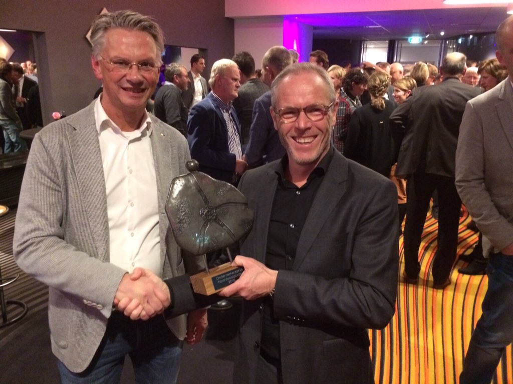 Greve Emmeloord wint de Ondernemersprijs 2015. Vereerd met Uitreiking namens <a href="/OVGroendorpen/">info@ovgroendorpen.n</a> @BedrijvenActief