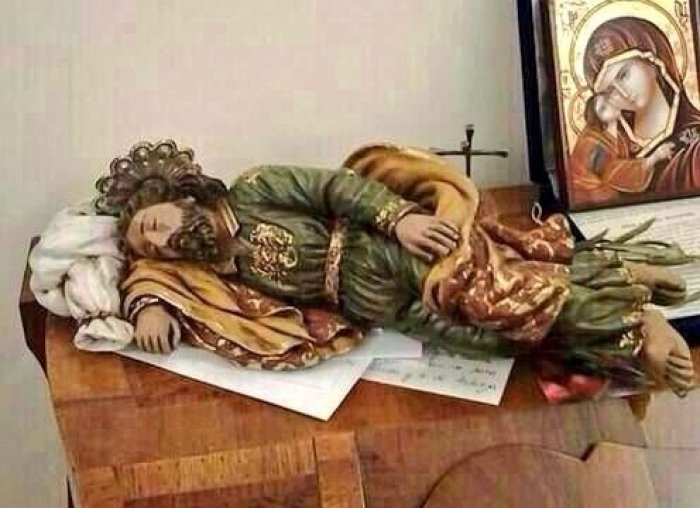San José   -   

 "En mi escritorio tengo una imagen de san José durmiendo" 
"Cuando tengo un problema, una dificultad,  lo pongo debajo de san José para que lo arregle"   

Papa Francisco