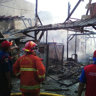 BPBDJakarta's tweet photo. Petugas sdg memadamkan api #kebakran di jl.swadaya, jakart barat @RadioElshinta @BeritaJakarta @beritakebakaran https://t.co/cwoXxfpESr