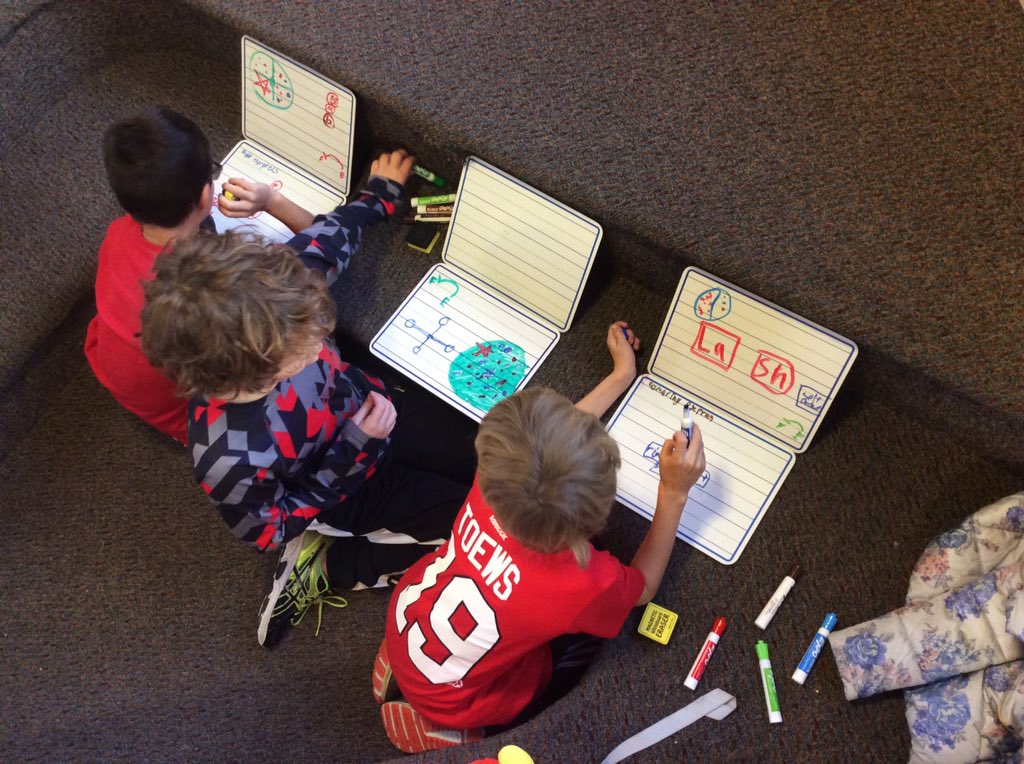 amc1409's tweet photo. DIY Laptop Time. #indoorrecess #lamplighterlearns #secondgradeforever https://t.co/Br14NEZVK7