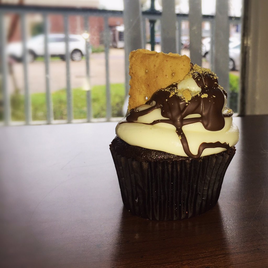 introducing our 2nd cupcake of the month for January: S'mores😋