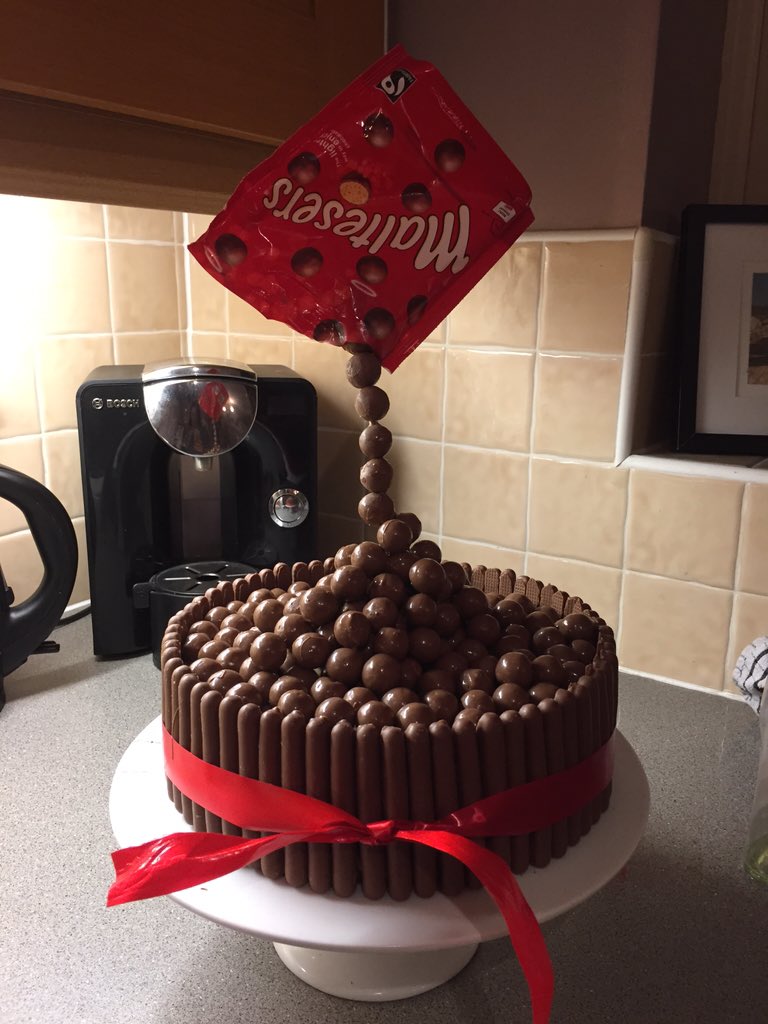 febedo31's tweet photo. Fist attempt at an anti gravity cake! #birthday #cake #malteasters https://t.co/7AQghS0kP9