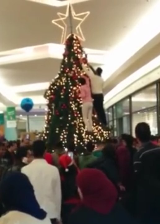 RLeion's tweet image. صور للإعتداء على شجرة الكريسماس بـ مول العرب ..... ناس همجية وزبالة والسبب معروف !!!