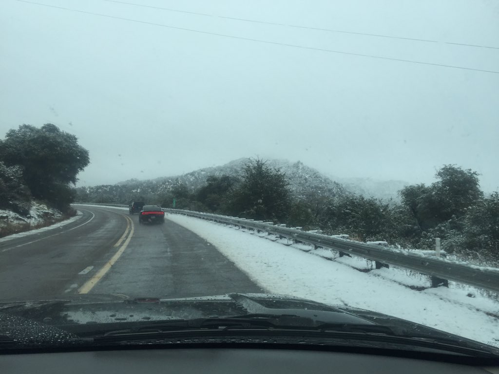 skf1's tweet photo. @ArizonaDOT snow in Devils Canyon, roads are clear thanks to plows. https://t.co/BIyswyMfNu