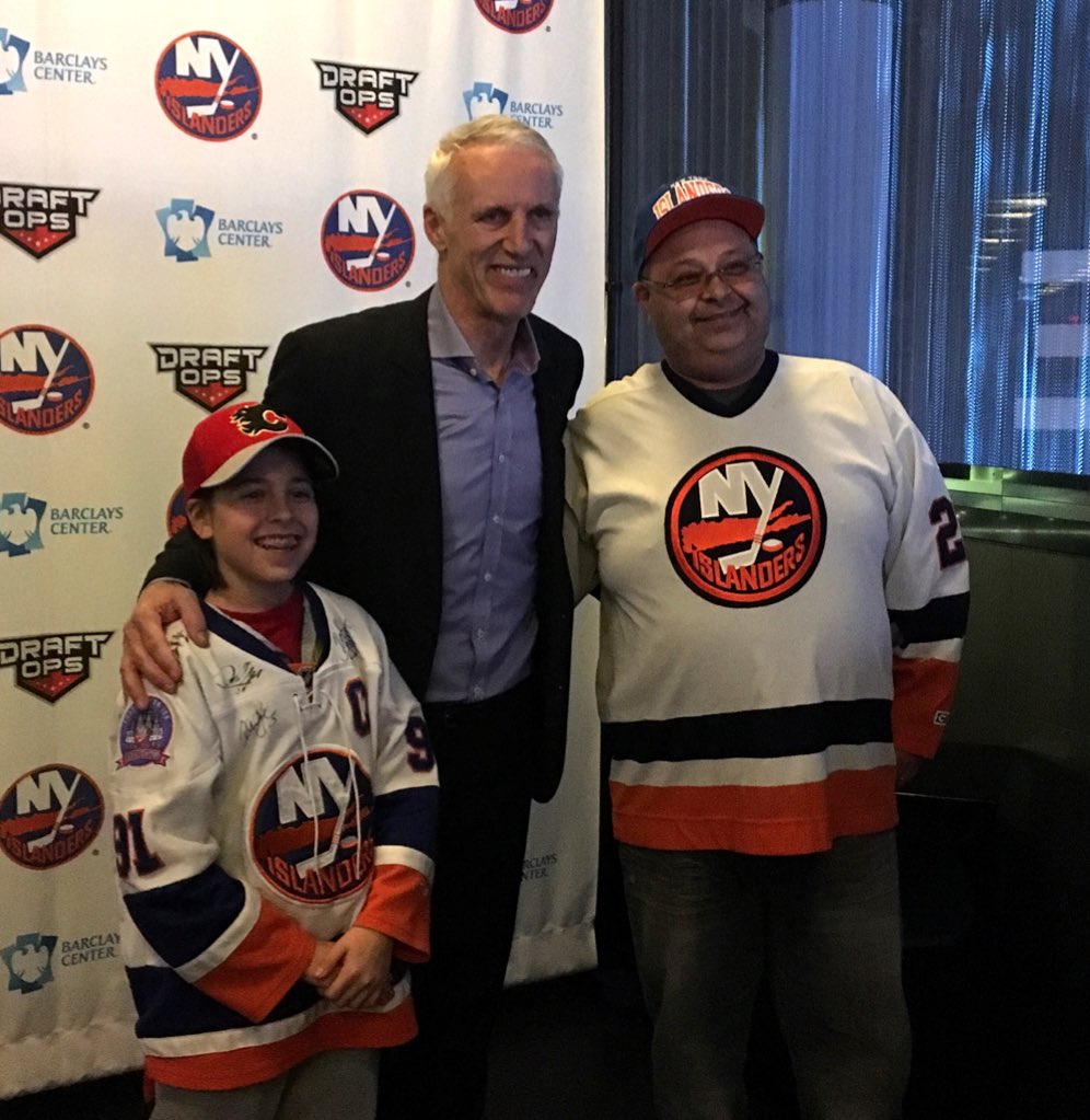 NYIslanders's tweet image. Mike Bossy meeting with #Isles season ticket holders at tonight&apos;s game!