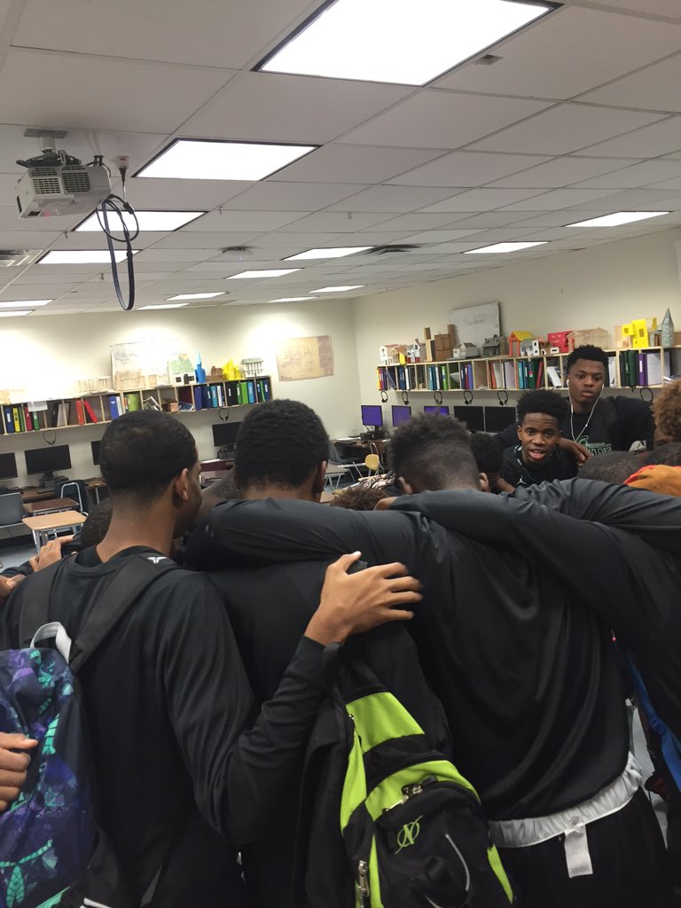 peustache22's tweet photo. Nice win for #Elmont tonight. #praytogetherWinTogether @ElmontAthletics @RealiLuvBBall https://t.co/yYKaRfraWC