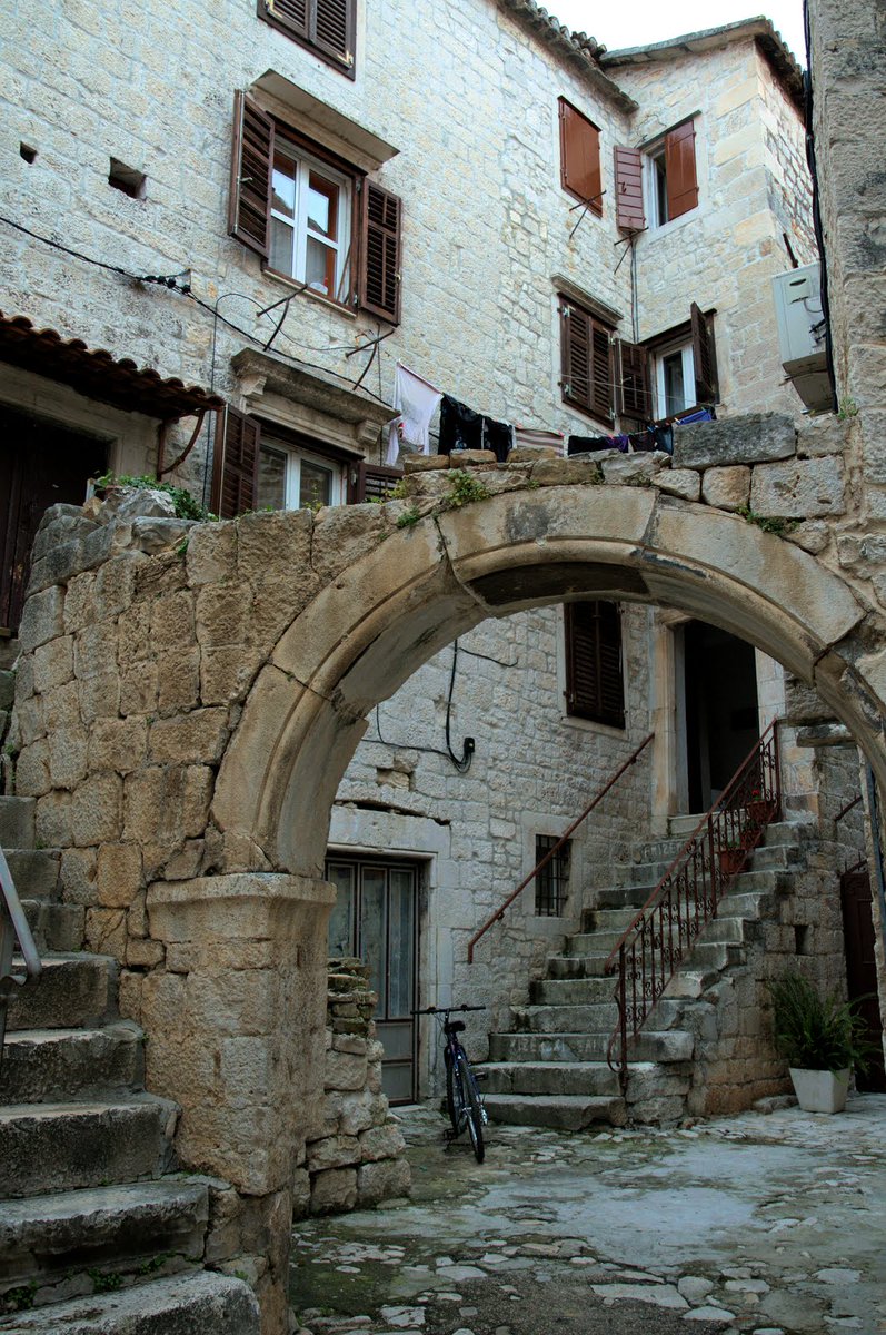 RogerFedererRF1's tweet photo. #LugaresIncreibles Trogir es un puerto y ciudad histórica en la costa del mar Adriático, en la región de, Croacia https://t.co/WEKcsdjziD