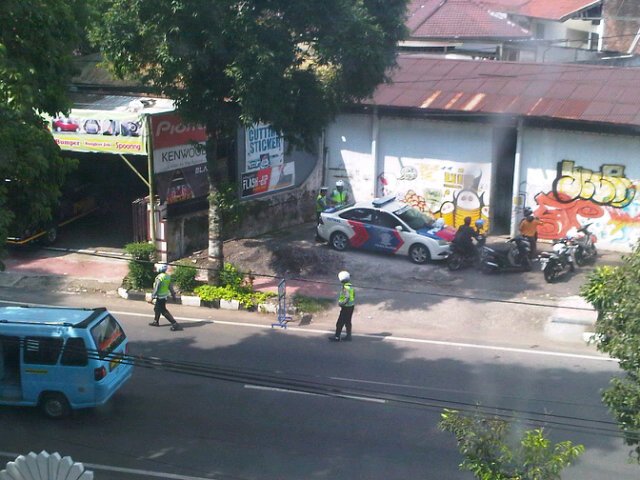 henda_salossa's tweet photo. @PolantasID papan tulisan razia kok pas di tempat razia? Bukan'nya 100m sebelumnya seharusnya ya ndan? https://t.co/FaIFOa3eAZ