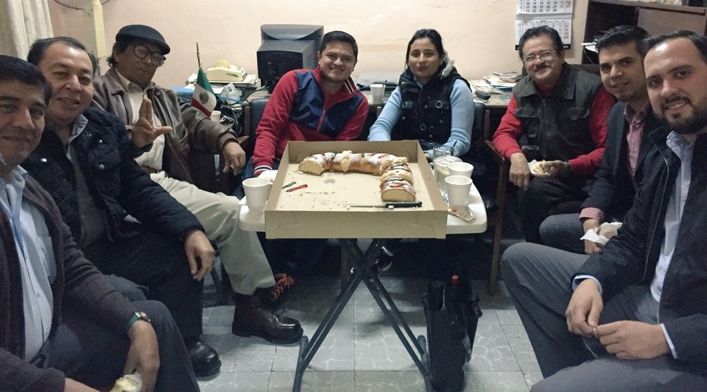 maxjasso's tweet photo. Gracias a la familia León Pérez y al Sub Comité #PAN de San Miguelito por recibirnos con una rica Rosca de Reyes! https://t.co/GGFBIxjPin