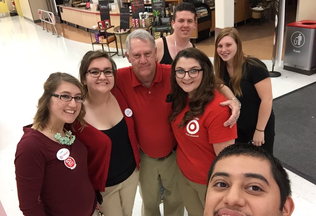 JoseCar4tgt's tweet image. No guest left behind. #wegotthis👍 @KempLoren @amber4target @KristinPostert @Clint_Target @IanR_Valentine