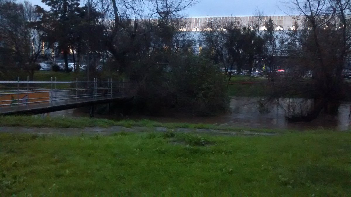 olivovigo's tweet photo. Estache o Lagares ben crecido! E #Balaídos anegado coma de costume :-/ #Vigo https://t.co/TQBGu2cyai