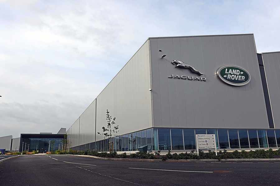 ExpressandStar's tweet image. 'A significant year'
Jaguar Land Rover accelerates to all-time sales record
expressandstar.com/business/2016/…