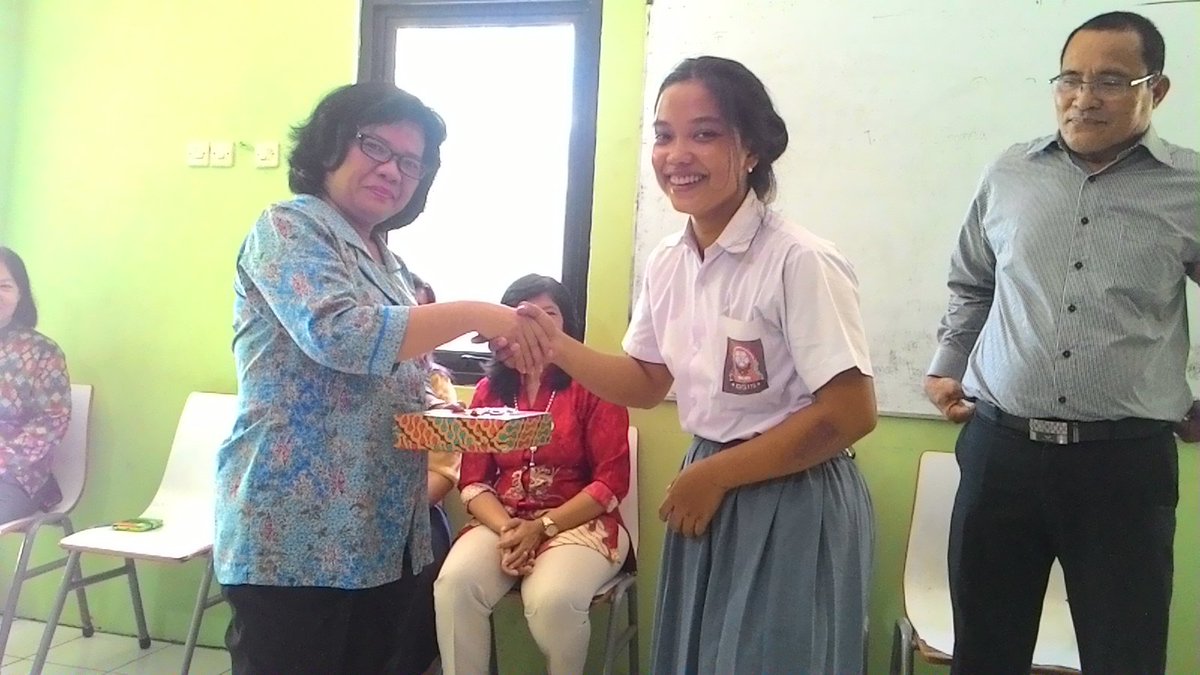 Roh_Kris76's tweet photo. Pemberian kenang kenangan untuk Bu Cirem yang dimutasi ke SMAN 103 :') by: Jessica Putri https://t.co/TK0SEtRiMw