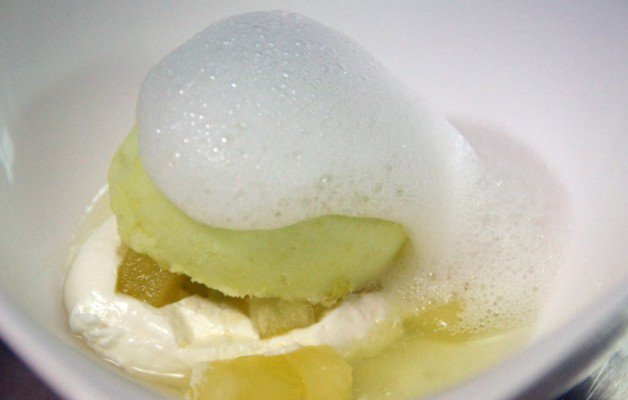Dados de manzana con su helado y aire de sidra bit.ly/1PHMnR1 vía <a href="/CocinaBizkaia/">Gure Sukalkintza 👩🏻‍🍳</a> #recetas #AndraMari