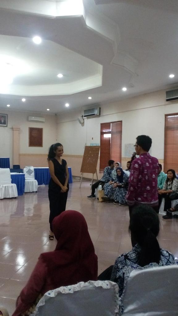 Ind_Mengajar's tweet photo. Salah satu @PengajarMuda sedang ditantang Mbak @ShafiraUmm untuk membuat 5 kata tentang daerah asalnya. #OPPPMIX https://t.co/WGqEimYP1D