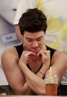 ployrosie's tweet photo. คนเกาหลีนี่ชักจะ heart sign กันได้แอดวานซ์ขึ้นทุกวัน https://t.co/pQ1B4UA7yU