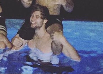 5SOSLocate's tweet photo. Luke painted his nails 🙌😏💗 https://t.co/bZvbWC4rIn