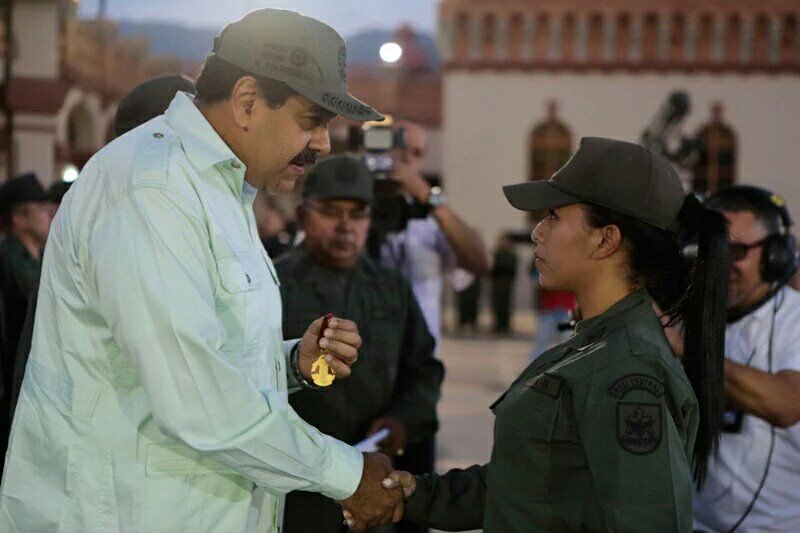 pachilobo4F's tweet photo. Pdte Maduro Condecoró
a BettyRomero por
impedir que el fascista
@hramosallup
destruyera LosCuadros
de Bolivar/Chavez https://t.co/Xhlg7TM2Qj