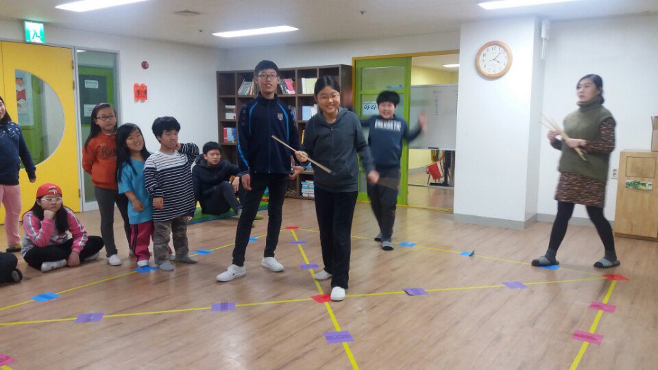 childhansol's tweet photo. 겨울방학 놀이활동으로 우리나라의 전통놀이인 윷놀이와 투호놀이를 하였습니다. 팀을 나눠 진행을 하니 경쟁이 붙어 신나게 즐기는 아이들이 이번 겨울방학에도 즐거운 추억을 많이 만들 수 있을 듯 합니다. https://t.co/EZhuQHux7F