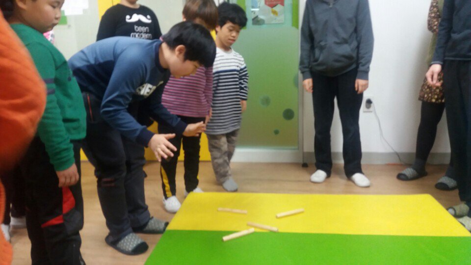 childhansol's tweet photo. 겨울방학 놀이활동으로 우리나라의 전통놀이인 윷놀이와 투호놀이를 하였습니다. 팀을 나눠 진행을 하니 경쟁이 붙어 신나게 즐기는 아이들이 이번 겨울방학에도 즐거운 추억을 많이 만들 수 있을 듯 합니다. https://t.co/EZhuQHux7F
