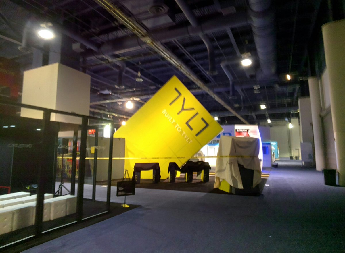 PolyglotProgram's tweet image. CES at night.