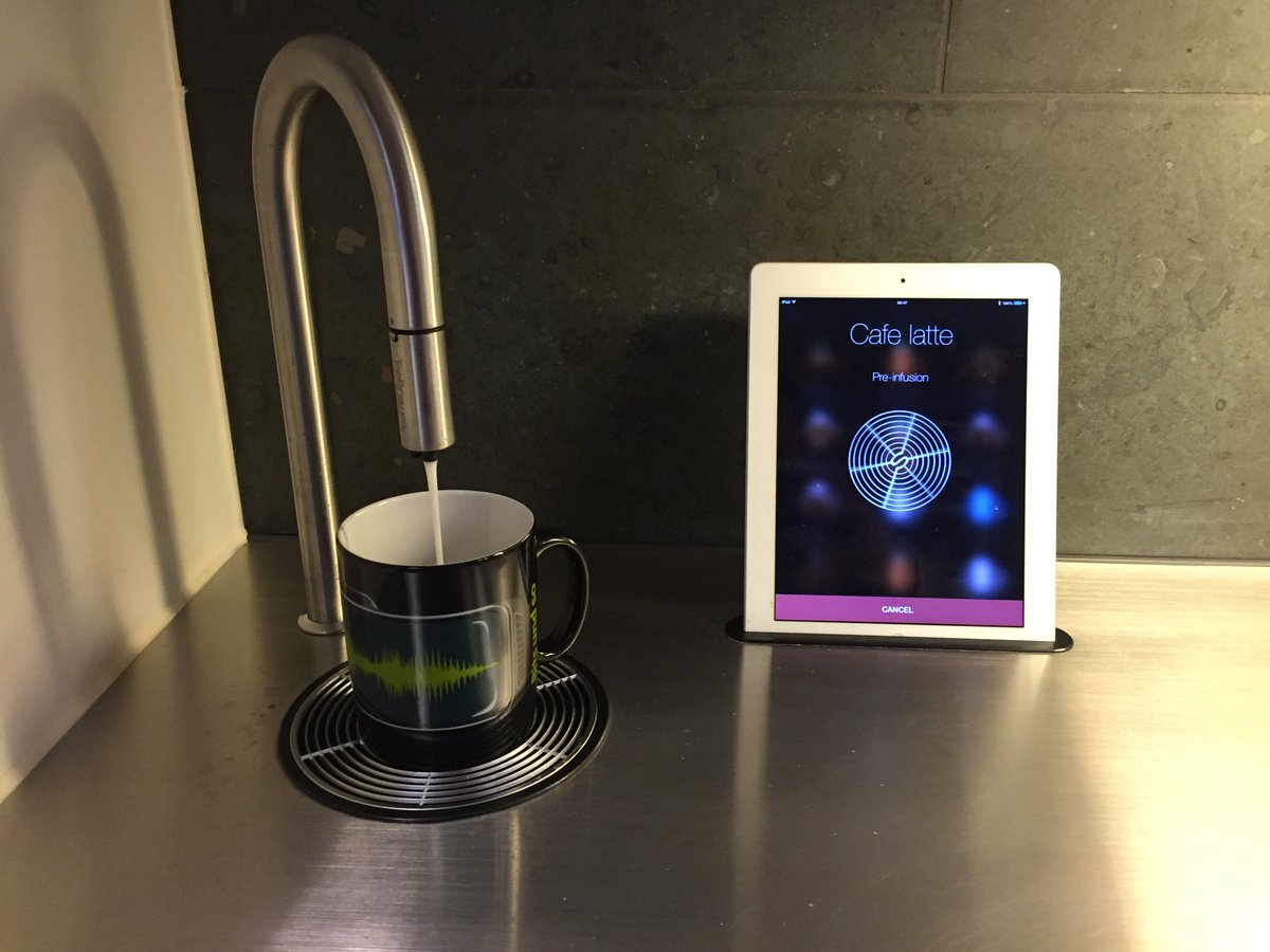 derkbernhardt's tweet photo. Die #bitsundso Plus Tasse passt perfekt unter unsere iPad gesteuerte Kaffeemaschine! https://t.co/5bEJBalSUM