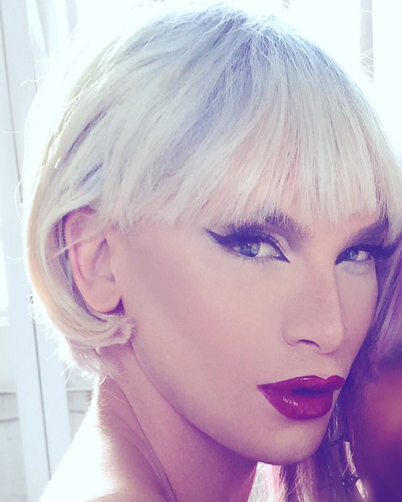 dragaddict_'s tweet photo. Reasons why people can't keep their hand to themselves 😍😍 #slayed https://t.co/tiMI5CwjTw