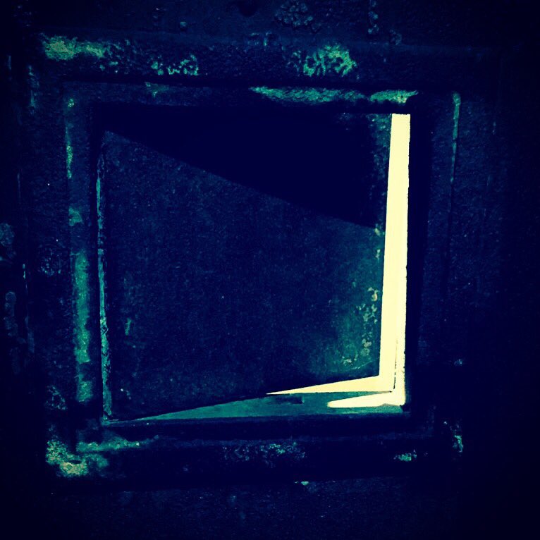 Sal_Min13's tweet photo. Derrière la porte se cache la vérité. Soyez prudents! #claustration #livre #polar #roman #thriller #VendrediLecture https://t.co/12ByVG5KvA