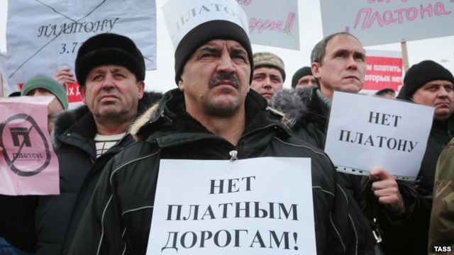 radiosvoboda's tweet image. У Росії далекобійники тримають оборону під Москвою, протестуючи проти «Платона» (відео)►bit.ly/1PipOOc