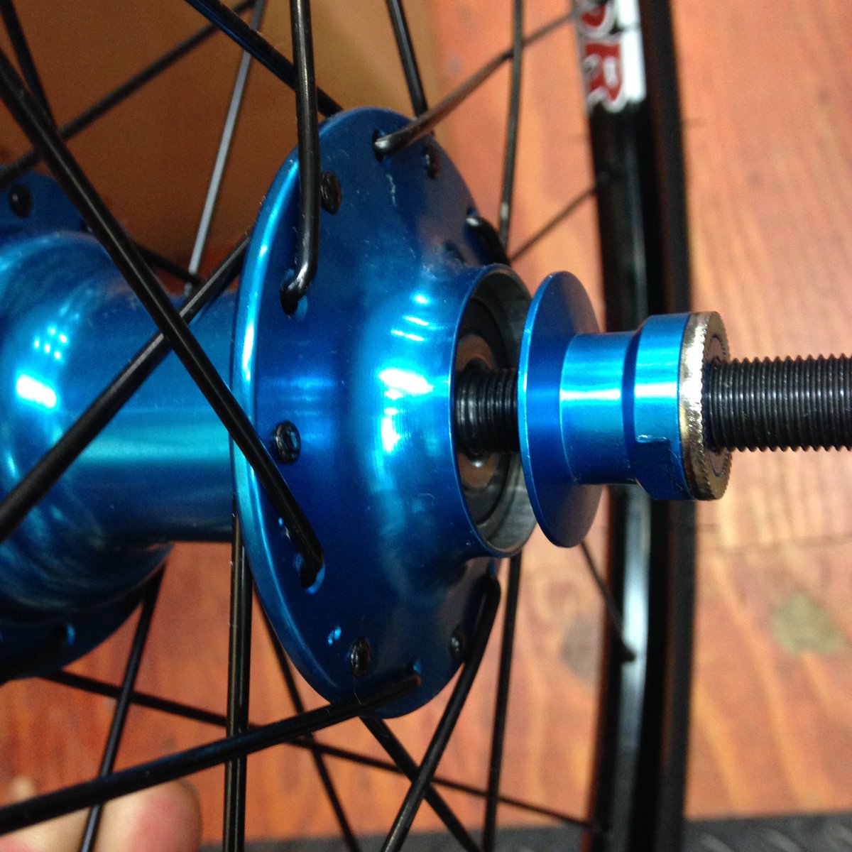 【Tips】完成車のホイルは、写真の部分が手で緩むくらいユルユルの事が多いので、絶対チェックが必要。