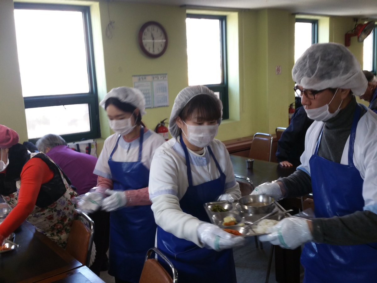 오늘 #성남시 #상대원2동 제2복지회관 경로식당에서
지방행정체험 연수생들과 통장협의회, 주민센터 직원이 함께 급식봉사에 나섰어요~
보람찬 일을 해낸 우리 학생들 너무 예쁘죠? ㅋㅋ