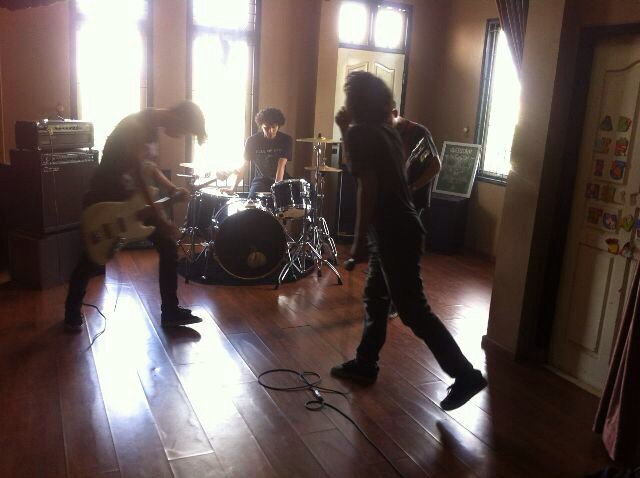 Pagi tadi hari ini @Blckhwkhc memulai sesi pertama pengerjaan video musik untuk lagu "Nervous Breakdown"