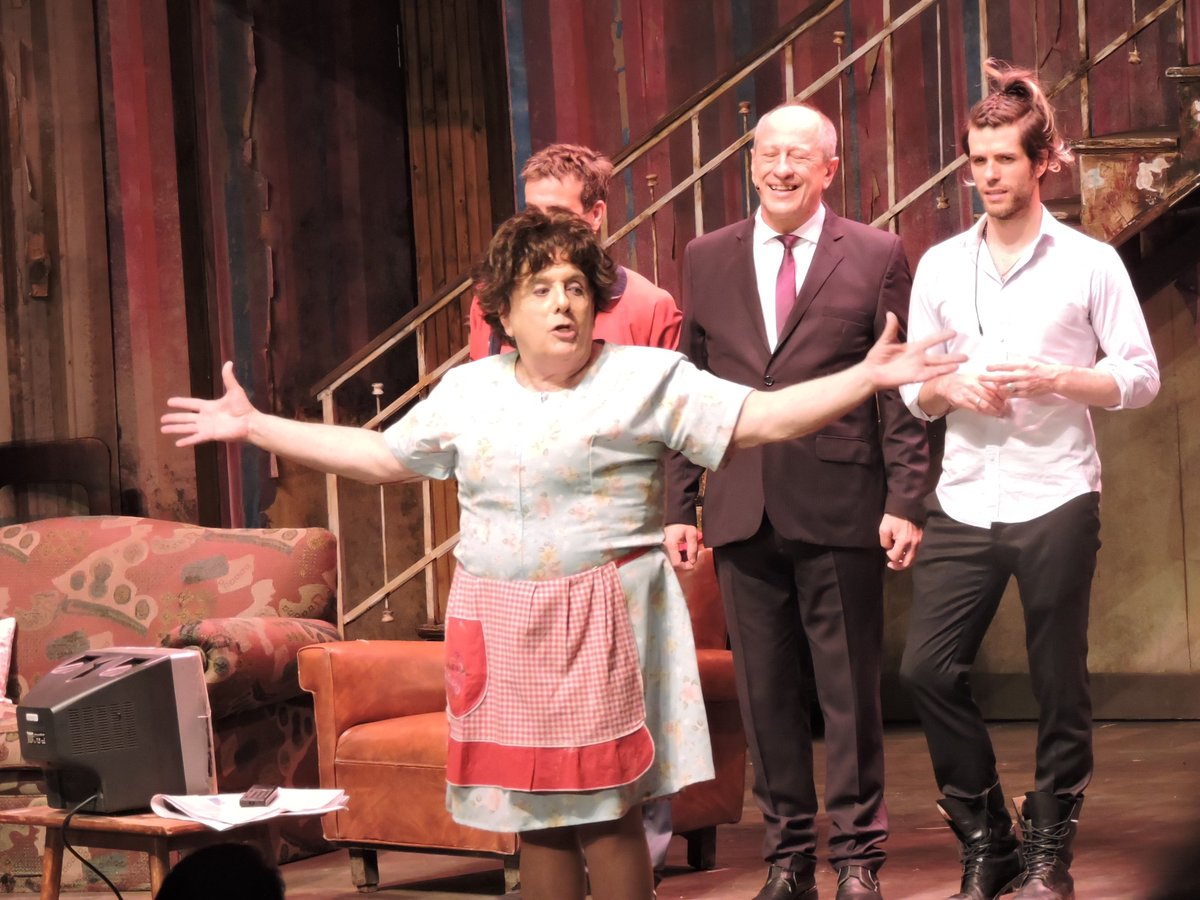 yumba's tweet photo. Gasalla estrenó, ovacionado por el público, "Más respeto que soy tu madre", en el teatro El Nacional @masrespeto2 https://t.co/IEBVKhsHtd