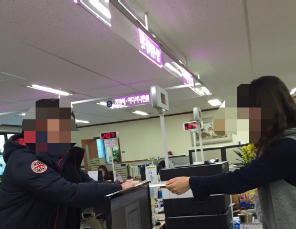 #성남시 축! 탄생 수진2동에서도 첫 공공산후조리비 수혜자가 나왔습니다. ^^ 상품권을 받은 아기 아버님의 얼굴이 싱글벙글  미소가 가득하였습니다. 😄 앞으로 더 많은 분들에게 혜택이 돌아갔으면 좋겠네요~ ♥