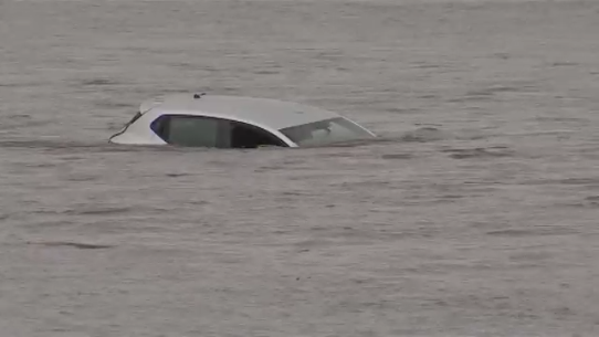 TVGalicia's tweet photo. Galicia está asolagada: auga nas casas, estradas cortadas, accidentes de tráfico... https://t.co/WzWbIiYfCT https://t.co/KUWzfPvZ9m