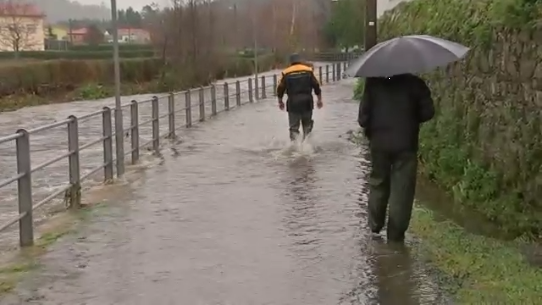 TVGalicia's tweet photo. Galicia está asolagada: auga nas casas, estradas cortadas, accidentes de tráfico... https://t.co/WzWbIiYfCT https://t.co/KUWzfPvZ9m